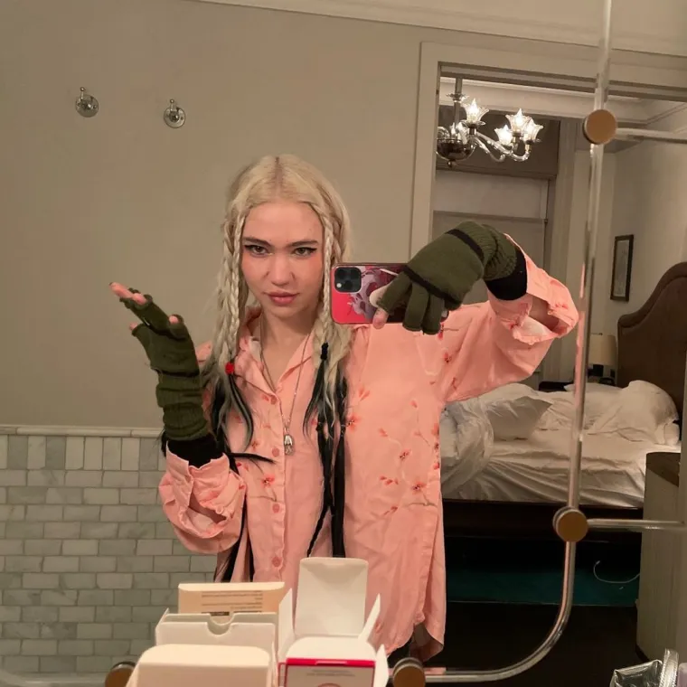 Grimes je Elonu Musku rodila dvoje djece osebujnih imena, privatno je čudna biljka, a podrijetlom je Ukrajinka?