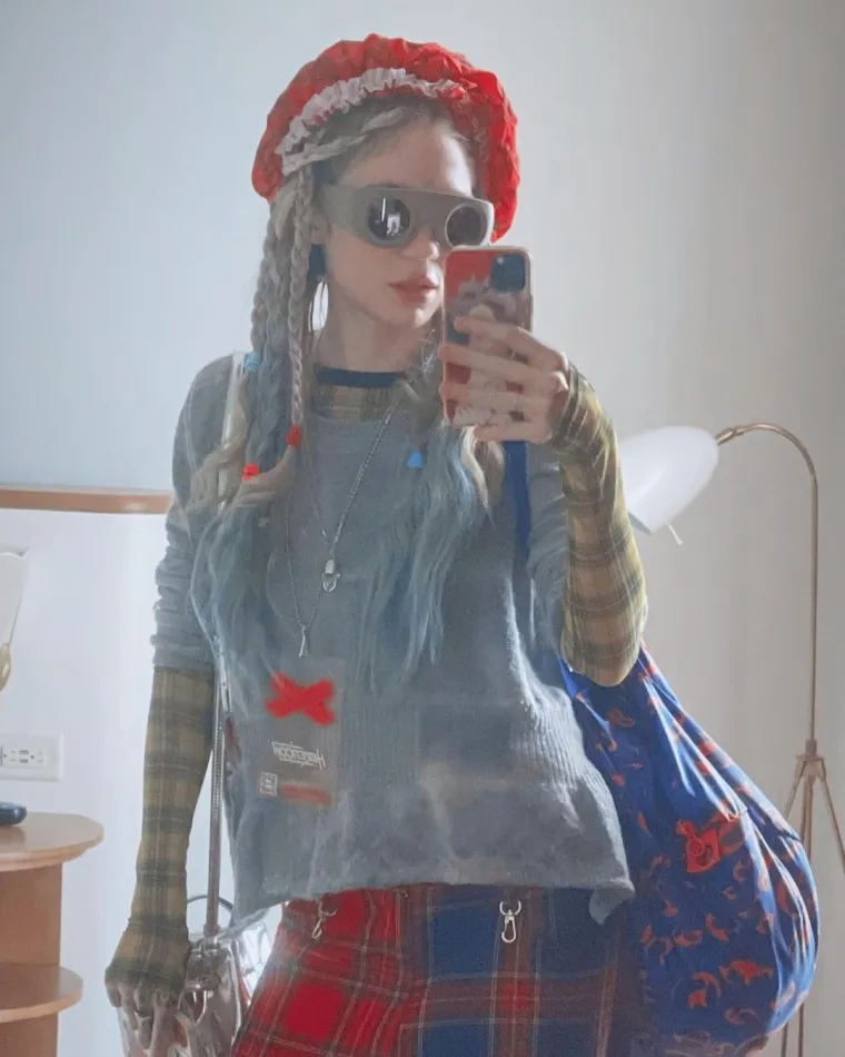Poput njezine glazbe, Grimesin je modni stil prilično poseban. Osim što radije ne nosi gumbe i patentne zatvarače, uglavnom uvijek nosi odjeću koja se rasteže. Ona to pripisuje želji da se nikada ne osjeća ograničeno onim što nosi. Ako ste mislili da je Grimes čudna, ispada da je mnogo čudnija nego što se čini. Grimes je za The Guardian priznala da je puno čudnija u svom privatnom životu. To je zato što joj je cilj učiniti ličnost Grimesa &quot;ugodnijom&quot; i &quot;do određenog stupnja normalnijom&quot;.