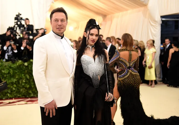 Ne zna se puno o Grimesovoj i Muskovoj vezi, ali kada se osvrnemo i pratimo njihove najranije interakcije, zapravo možemo otkriti da su se upoznali na Twitteru. Prema Page Six Musk je želio tvitati šalu vezanu za umjetnu inteligenciju, ali Grimes je to već bila napravila.