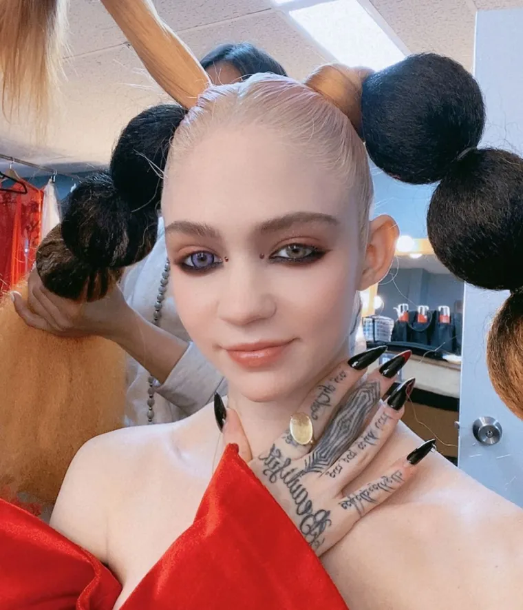 Iako je Grimes rođena u Vancouveru, u Kanadi, možda ćete biti iznenađeni kada saznate da ima zanimljivo nasljeđe. Kao i mnogi građani Kanade, Grimes ima dvojno državljanstvo, napola je Francuskinja, a napola Ukrajinka.