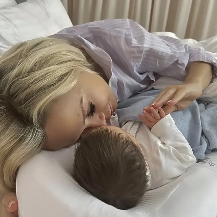 Pjevačica je odlučila dati svom prvom sinu neobično ime Bloom. &quot;Jednostavno me domaće ne zanima. Uz Šuput ne ide ništa, ali uz Tatarinov ide sve tako da ćemo uz njegovo razvaliti neko moćno ime. A ne kad dođemo negdje i moj muž onako kaže Nenad. Pa zašto? Tako lijep čovjek s takvim imenom. Smatram da s imenom obilježiš to djetetovo neko razdoblje, tinejdžersko, školsko kad te klinci maltretiraju i više to nije kao nekada. Sad klinci više nisu normalni, tuku se. Zamisli da dam djetetu neko ime da ga uvalim u probleme pa da mi cijeli život govori: &apos;Jesi li morala?&quot;, napisala je Maja jednom prilikom na Instagramu.