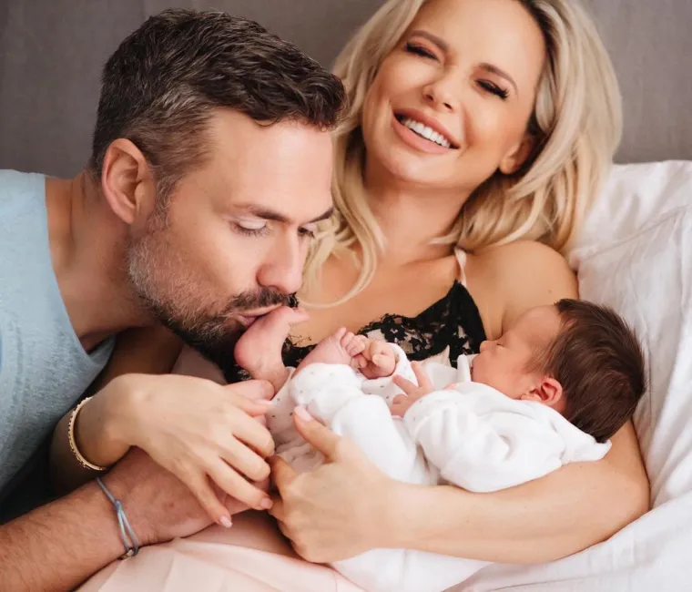 &quot;Bok ekipa, konačno da se i ja javim… Nakon što ste mjesecima, htjeli to ili ne, čitali o meni apsolutno sve (ponekad i svašta) red je da se predstavim likom i imenom. Zovem se Bloom Tatarinov i htio bih se zahvaliti svima na čestitkama, lijepim željama, poklonima, pozitivnoj vibri, prekrasnim riječima i dobrodošlici&quot;, napisala je Maja na Instagramu uz fotografiju tek rođenog Blooma, a onda je otkrila i značenje njegova imena...