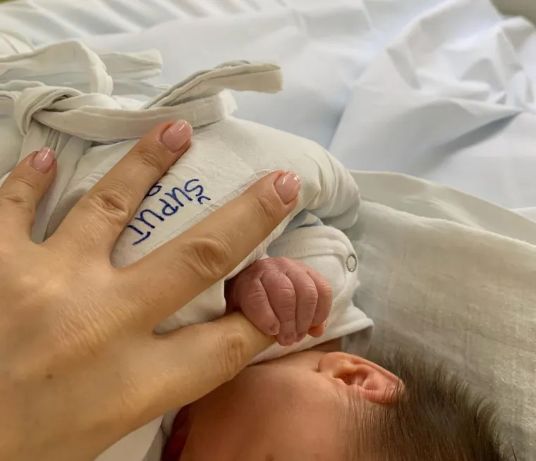 &quot;Ono što je svima, namjerno ili ne, promaknulo jest tumačenje Cambridgeova rječnika u kojem, između ostalog, stoji i to da riječ bloom označava zdravlje, energiju i naočitost te stranice Names.org koja kaže da ime Bloom znači &apos;Zlatno srce&apos;, &apos;Zmajev plamen&apos;. U svojem ga je imenu nosila i Heba, kći boga Zeusa i njegove žene Here, koju su nazivali boginjom mladosti, a riječ bi se mogla protumačiti i kao &apos;ustajanje&apos;. I na kraju treba dodati i to da riječ bloom osim cvijeća, označava i čelik&quot;, napisala je Maja na Instagramu.