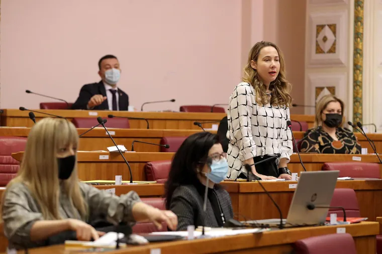&quot;Motivacija nam nije bio novac, pa ni lagodan život jer smo prije imali daleko komforniju društvenu poziciju kao nezavisni intelektualci. Angažirali smo se kako bismo pridonijeli micanju takvih koji su politiku gledali isključivo kroz vlastite interese. Zbog njih su ljudi opravdano ljuti na političare i skloni generaliziranju da među nama nema razlike. Ono što me tu osobito brine je to što takav stav povećava apatiju naših građana koji u sve manjem broj izlaze na izbore i sve se teže i sami politički aktiviraju. Nadam se da ću svojim angažmanom uspjeti pokazati da još ima onih koji su politiku shvatili kao ozbiljan posao koji služi javnom, a ne privatnom dobru i time potaknuti i druge neovisne i stručne ljude da se uključe u nju&quot;, rekla je Marija.