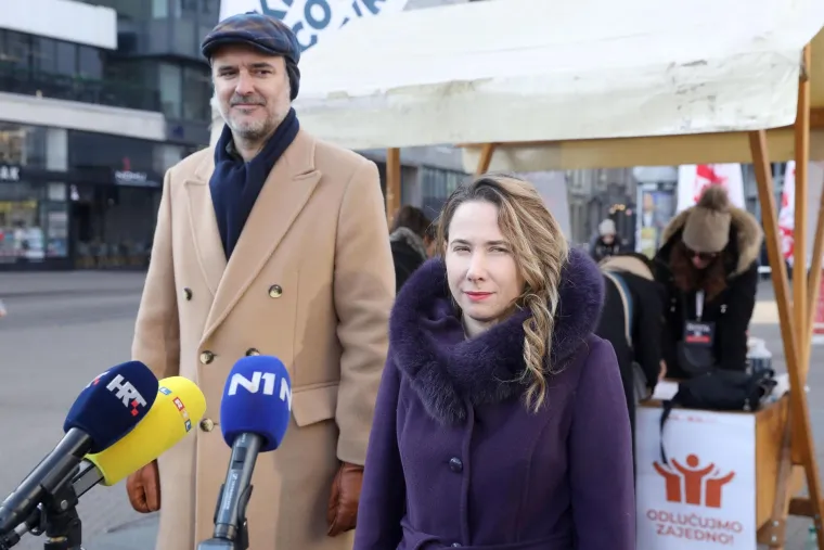 Marija i njezin suprug imaju dvogodišnju kćer Danicu, a Nino ima i kćer iz prvog braka. Saborska zastupnica treba roditi na ljeto, a nedavno je saznala da nosi sina oko čijeg se imena ona i suprug još uvijek dogovaraju.