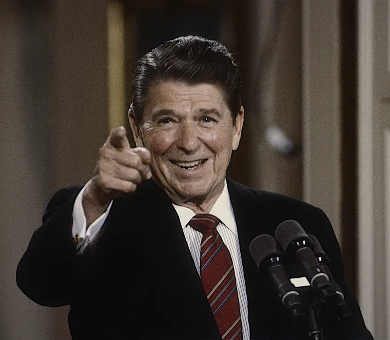 Godine 2004., u 93. godini života umro je bivši američki predsjednik Ronald Reagan, po mnogima jedan od najvećih američkih lidera ikad. Reagan je umro, po riječima njegove supruge Nancy Reagan, od komplikacija izazvanih Alzhajmerovom boilešću, od koje je patio od 1990. godine. Ronald Reagan je između 1981. i 1989. godine obnašao dužnost 40. predsjednika SAD-a, a prije toga je radio kao sportski novinar, bio filmska zvijezda i guverner Kalifornije. S navršenih 69 godina Reagan je bio najstariji izabrani predsjednik SAD-a.