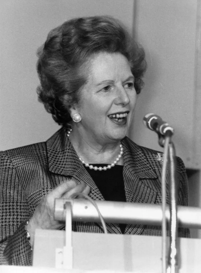 Margaret Thatcher bila je britanska političarka i bivša prva žena na položaju premijera Ujedinjenog Kraljevstva. Bila je poznata i kao Čelična lady ili Željezna lady. &quot;Uvijek sam mislila o njoj kao o vječnoj i neuništivoj, no moja majka Margaret Thatcher godinama se borila s demencijom&quot;, priznala je u svojoj novoj knjizi Carol Thatcher, kći bivše britanske premijerke. Jedna od najtužnijih posljedica demencije bivše Željezne Lady, bila je činjenica da je nije mogla zapamtiti da je njezin suprug Denis Thatcher 2003. godine umro od raka gušterače.