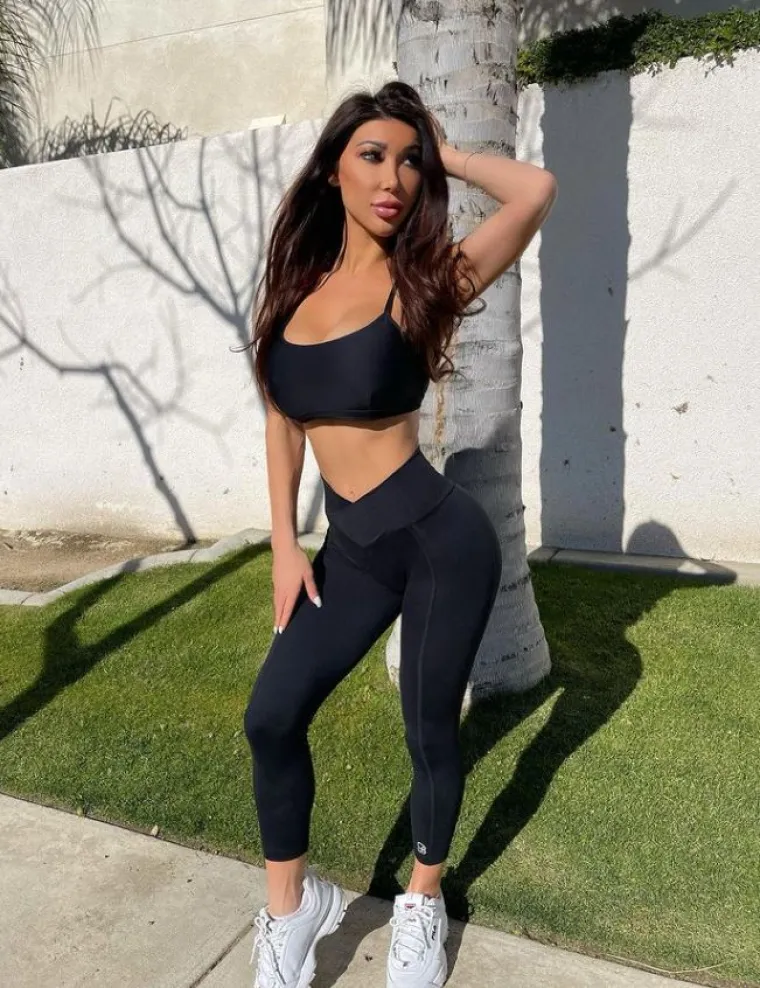 
Dijeleći svoje preporuke za dobro držanje, Michelle je rekla: &bdquo;Glavni savjet je zadržati ravno i ispravno držanje, izbjegavati savijanje leđa, osim ako je to neophodno za vježbu."
