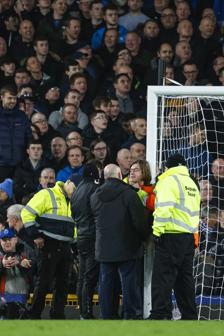 Nevjerojatni prizori u Engleskoj: Navijač si zavezao vrat za vratnicu, zna se i zbog čega je to učinio
