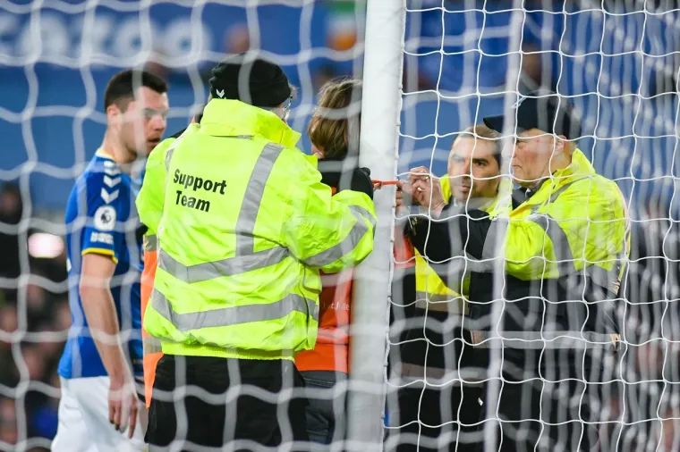 Nevjerojatni prizori u Engleskoj: Navijač si zavezao vrat za vratnicu, zna se i zbog čega je to učinio