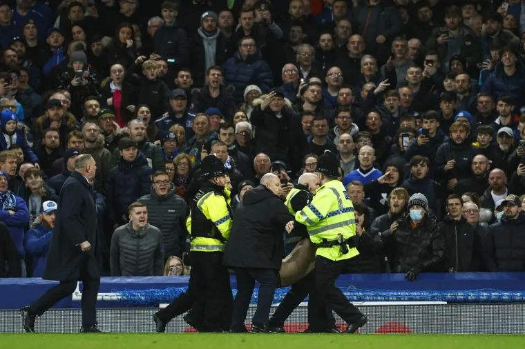 Nevjerojatni prizori u Engleskoj: Navijač si zavezao vrat za vratnicu, zna se i zbog čega je to učinio