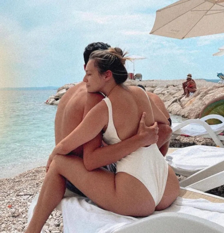 Sonja Kovač u bikiniju! Ovakve obline se rijetko viđaju i zato joj baš svaki model stoji perfektno