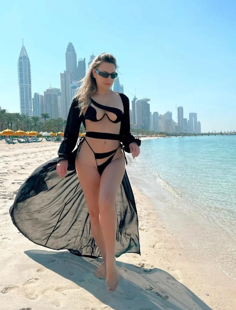 Sonja Kovač u bikiniju! Ovakve obline se rijetko viđaju i zato joj baš svaki model stoji perfektno