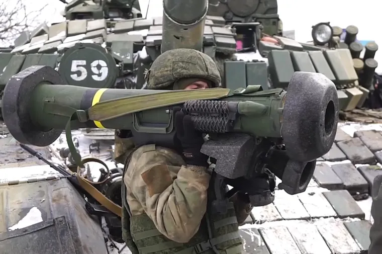 Rakete Javelin - Raketni sustav za uništavanje tenkova koristi termalnu tehnologiju kako bi pronašla svoju metu. U posljednjem američkom paketu ih je 2000. Mogu se ispaliti s ramena vojnika ili s tla.