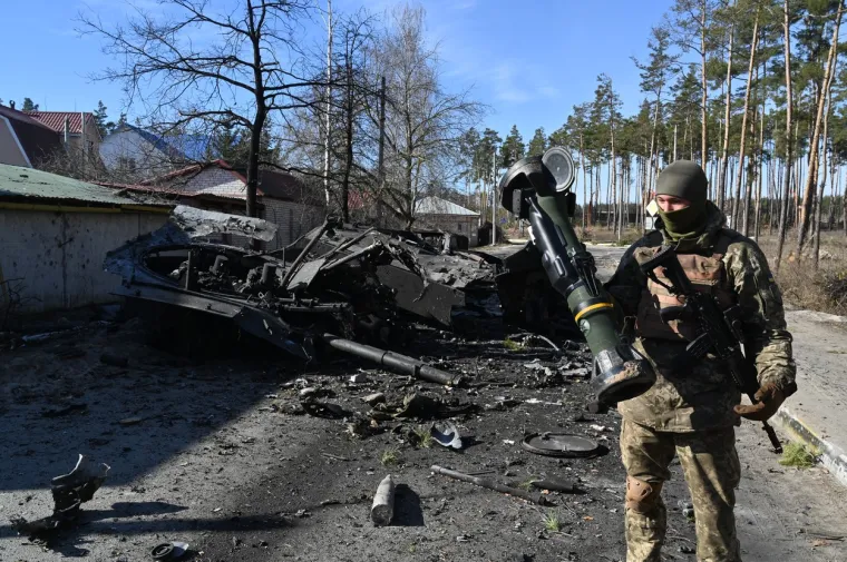Projektili NLAW - Britanci su poslali 3615 komada britansko-švedskog antitenkovskog oružja kratkog dometa nove generacije. Očekuje se da će biti poslane još stotine. Projektil je težak samo 12,5 kilograma i dugačak oko jednog metra, što ga čini lakim za korištenje kod pješadije. Maksimalni domet im je 800 metara. 