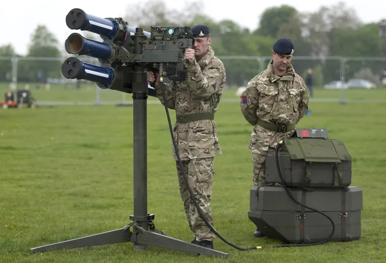 Protuzračni projektili Starstreak - Britanski ministar obrane Ben Wallace obećao je isporuku još uvijek nepoznatog broja brzih protuzračnih raketa Ukrajini. Izrađen u Belfastu, taj je projektil poznat kao najbrže zemlja-zrak protuzračno oružje.