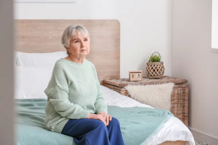 3. Promjene raspoloženja: Promjene raspoloženja su također česte kod demencije. Ako vi imate demenciju, to ćete te&scaron;ko prepoznati sami u sebi, ali ovo je ne&scaron;to &scaron;to se s vremenom može primijetiti u nekom drugom. Primjerice, depresija je tipična za ranu demenciju kao i njeni ostali simptomi. Zajedno s promjenama raspoloženja možete vidjeti promjene u osobnosti. Jedna tipična vrsta promjena ličnosti koja se pojavljuje s demencijom je pomak prema stidljivosti i izbjegavanju socijalnih situacija.