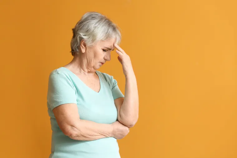 8. Nedostatak smisla za smjer kretanja: Poremećaji s osjećajem prostorne orijentacije počinju se pogor&scaron;avati kako se pogor&scaron;ava demencija. To znači da osoba može ne prepoznati mjesta na kojima je već bila nekoliko puta ili se ne zna vratiti kući. Također se može osjetiti otežano praćenje uputa za smjer.