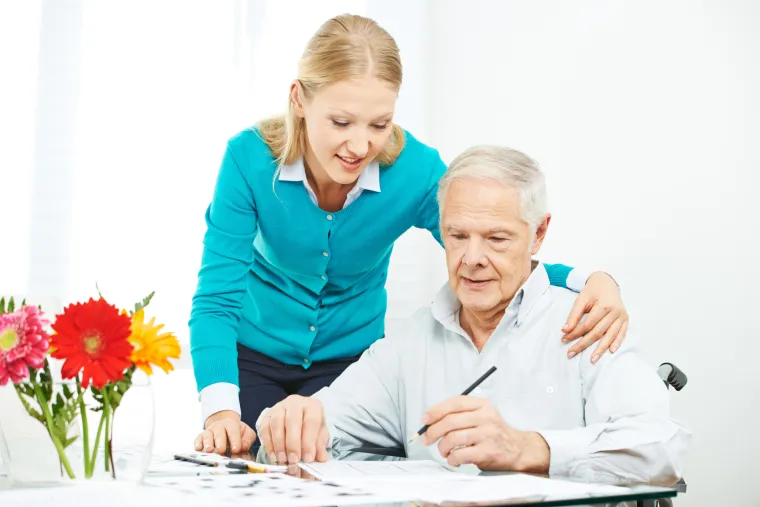 Liječnici će vas uputiti stručnjaku neurologu koji će ispitati mentalno i tjelesno zdravlje osobe te utvrditi jesu li simptomi zaista povezani s demencijom ili su uobičajen dio starenja. Tako se mogu obaviti neurolo&scaron;ki ispiti, krvne pretrage i ispitivanje funkcija mozga. Uz liječenje i ranu dijagnozu, može se usporiti napredovanje bolesti i održati mentalnu funkciju. Liječenje može uključivati ​​lijekove, kognitivni trening i terapiju.