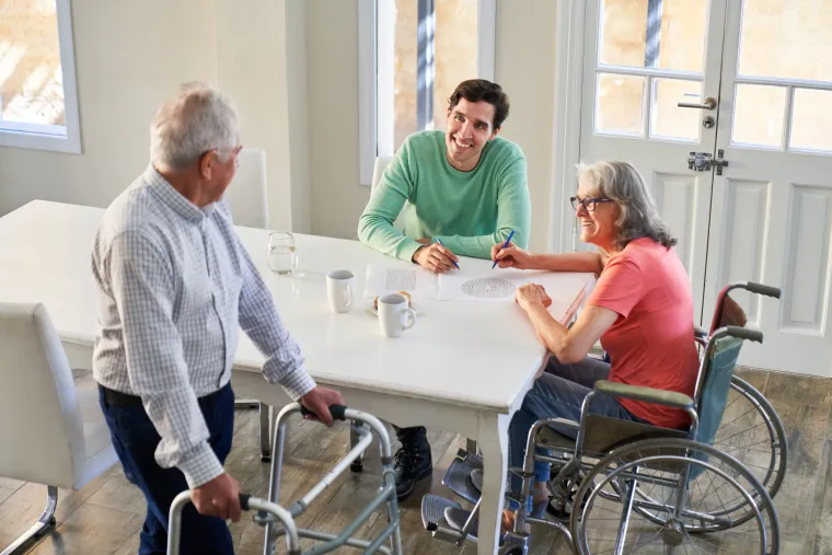Glavni primjer promjene načina života uključuje prestanak pu&scaron;enja ako pu&scaron;ite i konzumiranje raznovrsne prehrane koja treba sačinjavati mnogo omega-3 masnih kiselina, voće, povrće i cjelovite žitarice. Uz to se rizik može smanjiti povećavajući unos vitamina D.