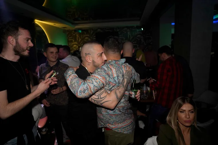 Poznati Srbin zna kako se slavi rođendan: Po cijelom podiju bacale se prsate starlete i zasjenile sve goste