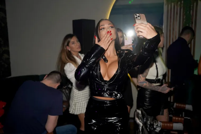 Poznati Srbin zna kako se slavi rođendan: Po cijelom podiju bacale se prsate starlete i zasjenile sve goste