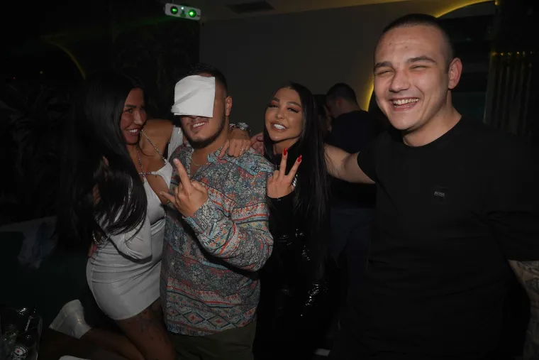 Poznati Srbin zna kako se slavi rođendan: Po cijelom podiju bacale se prsate starlete i zasjenile sve goste