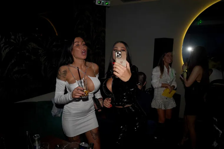 Poznati Srbin zna kako se slavi rođendan: Po cijelom podiju bacale se prsate starlete i zasjenile sve goste