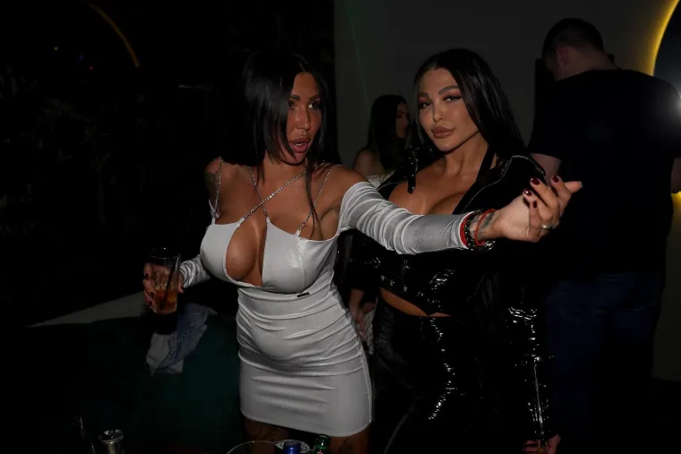 Poznati Srbin zna kako se slavi rođendan: Po cijelom podiju bacale se prsate starlete i zasjenile sve goste