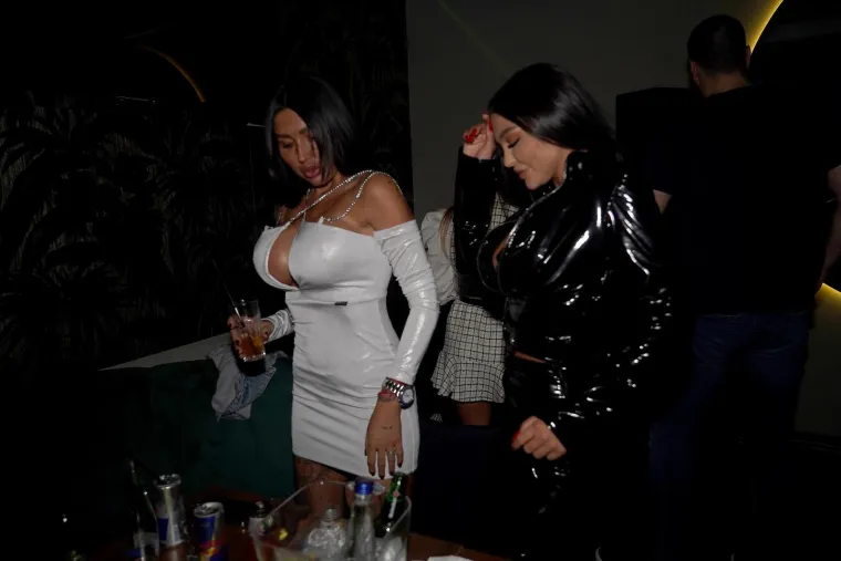 Poznati Srbin zna kako se slavi rođendan: Po cijelom podiju bacale se prsate starlete i zasjenile sve goste