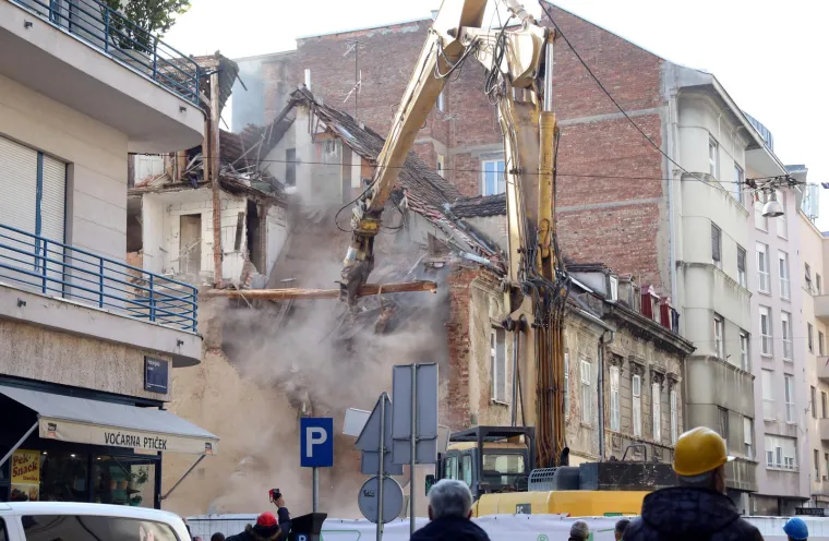 Počelo je ru&scaron;enje simbola zagrebačkog potresa: Te&scaron;ka mehanizacija rastura zgradu na uglu Petrinjske i Đorđićeve