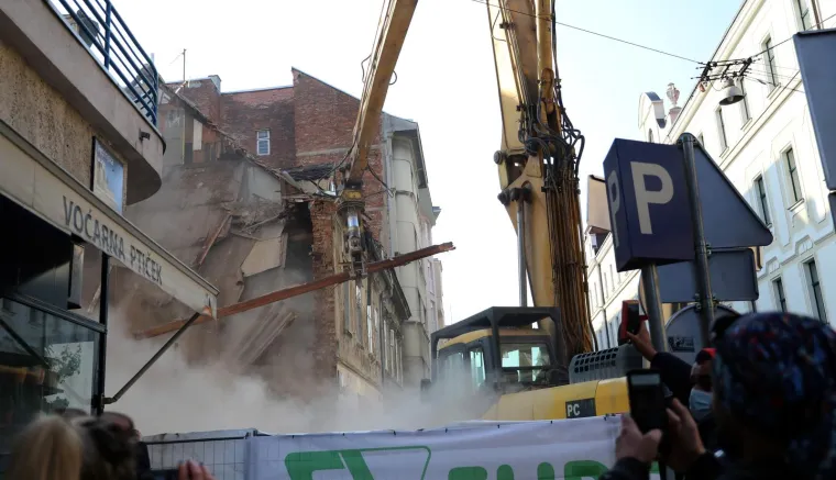 Počelo je ru&scaron;enje simbola zagrebačkog potresa: Te&scaron;ka mehanizacija rastura zgradu na uglu Petrinjske i Đorđićeve