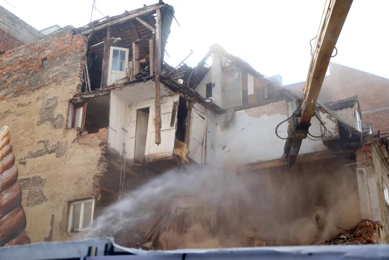 Počelo je ru&scaron;enje simbola zagrebačkog potresa: Te&scaron;ka mehanizacija rastura zgradu na uglu Petrinjske i Đorđićeve