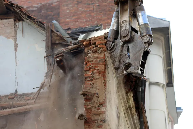 Počelo je ru&scaron;enje simbola zagrebačkog potresa: Te&scaron;ka mehanizacija rastura zgradu na uglu Petrinjske i Đorđićeve