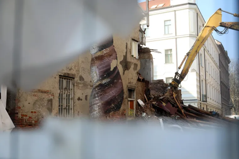 Počelo je ru&scaron;enje simbola zagrebačkog potresa: Te&scaron;ka mehanizacija rastura zgradu na uglu Petrinjske i Đorđićeve