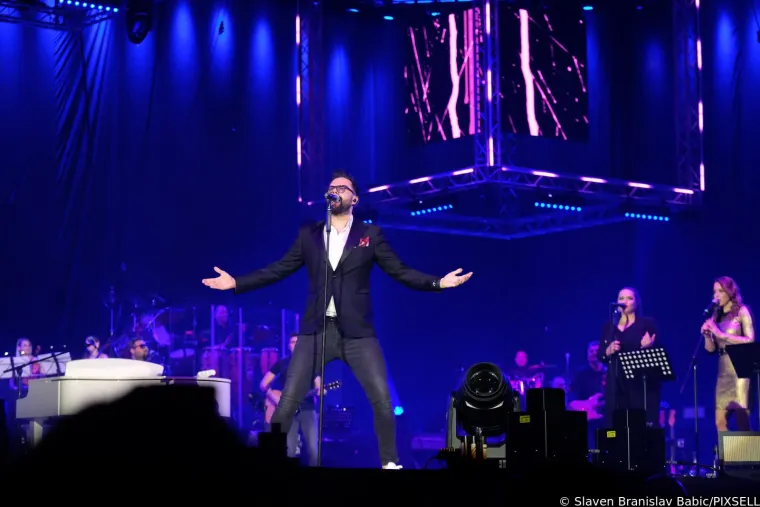 Petar Grašo usred koncerta doznao sretnu vijest, a posebno iznenađenje priredio je njegov punac Tonči Huljić