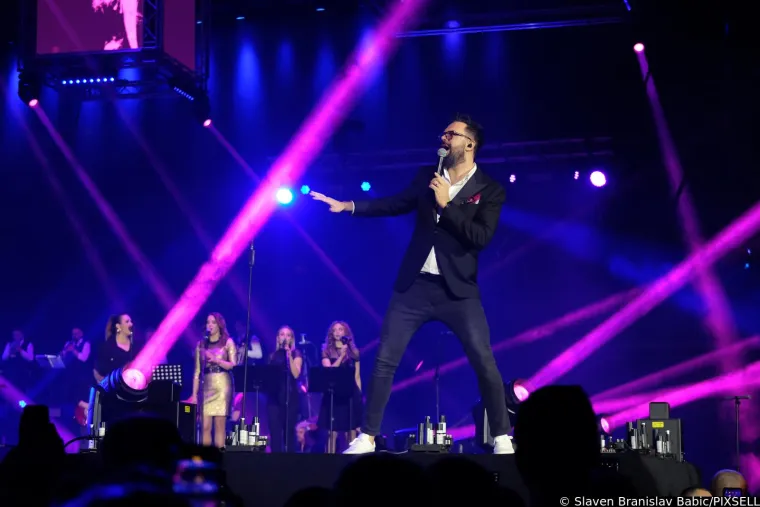 Petar Grašo usred koncerta doznao sretnu vijest, a posebno iznenađenje priredio je njegov punac Tonči Huljić