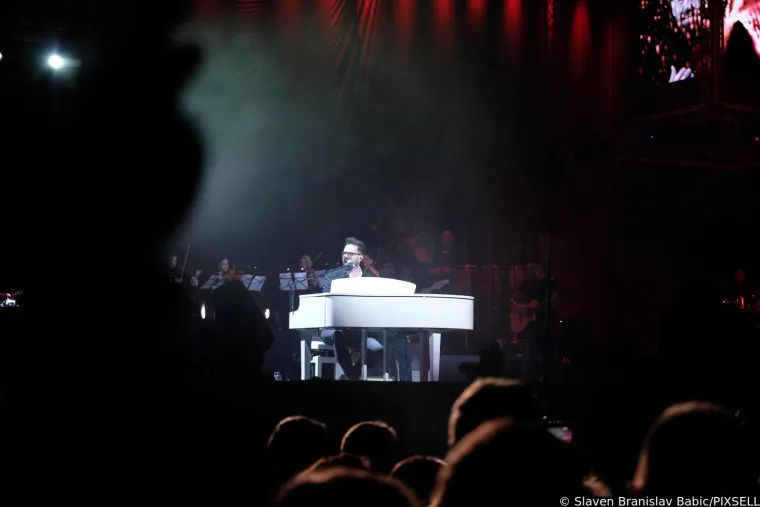 Petar Gra&scaron;o usred koncerta doznao sretnu vijest, a posebno iznenađenje priredio je njegov punac Tonči Huljić