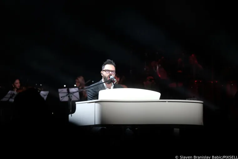 Petar Gra&scaron;o usred koncerta doznao sretnu vijest, a posebno iznenađenje priredio je njegov punac Tonči Huljić