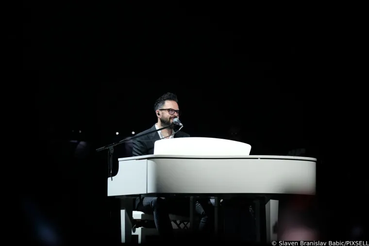 Petar Gra&scaron;o usred koncerta doznao sretnu vijest, a posebno iznenađenje priredio je njegov punac Tonči Huljić
