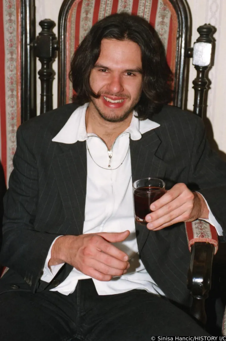 Domaća je javnost Petra Grašu upoznala kao dugokosog ljepotana koji je osvajao srca žena svojim dalmatinskim šarmom i pojavom koja obara s nogu, ali i romantičnim stihovima koji su bili i ostali njegov zaštitni znak.