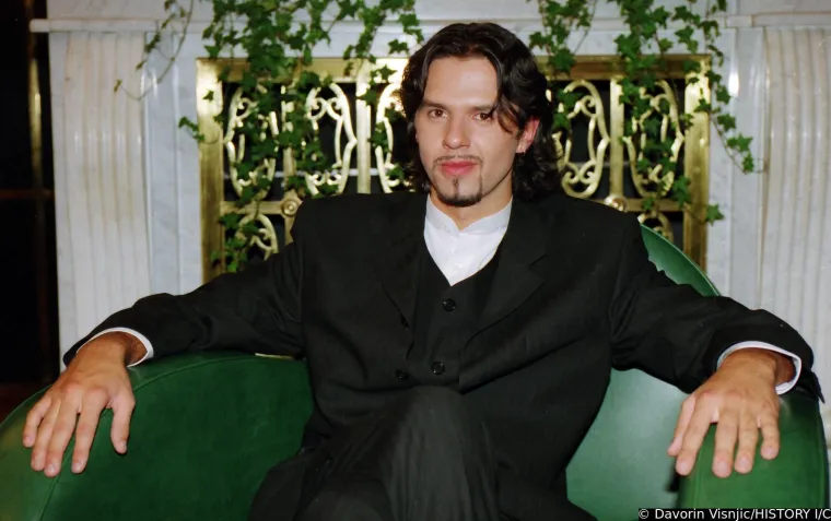 Sa samo 16 godina napisao je pjesmu &quot;Boginja&quot;, s kojom je Oliver Dragojević nastupio na Dori 1995. i osvojio drugo mjesto. Uz &quot;Boginju&quot;, na Oliverovu albumu Vrime iz 1995. našla se još jedna Grašina pjesma, &quot;Vrime Božje&quot;, što ga etablira kao jednog od najtalentiranijih mladih autora. Za Doris Dragović napisao je pjesmu &quot;Da si tu&quot;, a istodobno počinje samostalnu karijeru. S pjesmom &quot;Trebam nekoga&quot; kao debitant premoćno pobjeđuje na Zadarfestu 1996. Na istom festivalu Oliver s njegovom pjesmom &quot;Gore si ti&quot; osvaja prvu nagradu stručnog žirija te postaje iznimno popularan. Pjesma &quot;Trebam nekoga&quot;, s kojom je više od 12 tjedana bio na prvom mjestu nacionalne top liste ujedno je i početak razdoblja u kojem će se Grašo potvrditi kao jedan od najuspješnijih pop autora i pjevača mlađe generacije.