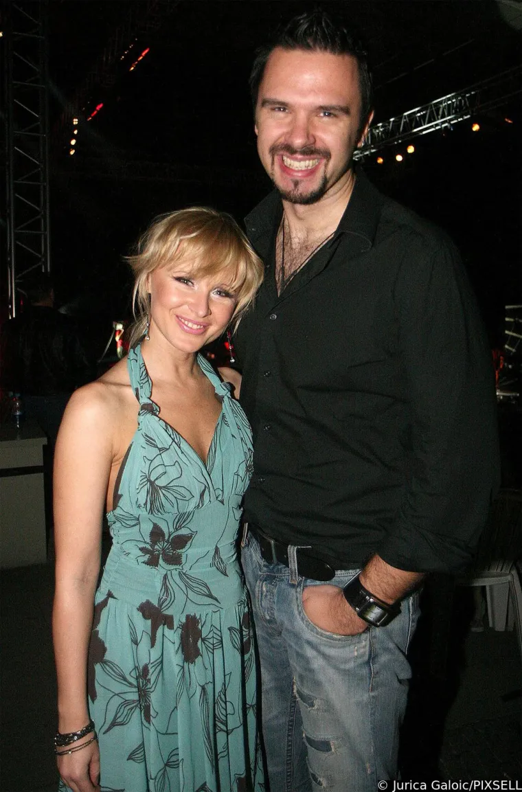 Premda nikad nije bio rječit na temu svog privatnog života, upravo je taj dio Petra Gra&scaron;e uvijek posebno golicao javnost. Jo&scaron; kao mladić u&scaron;ao je u vezu sa starijom kolegicom Danijelom Martinović i oni su 24 godine slovili kao jedan od najskladnijih domaćih parova.