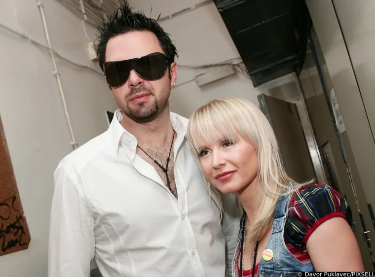 Danijela i Petar upoznali su se na Dori 1995., a vezu, koju su dugo skrivali od javnosti, tvrdeći da su samo prijatelji, započeli su dvije godine kasnije. Iako su zajedno proveli vi&scaron;e od dva desetljeća, nikad nisu stali pred oltar, jednostavno smatrajući da im to nije potrebno.