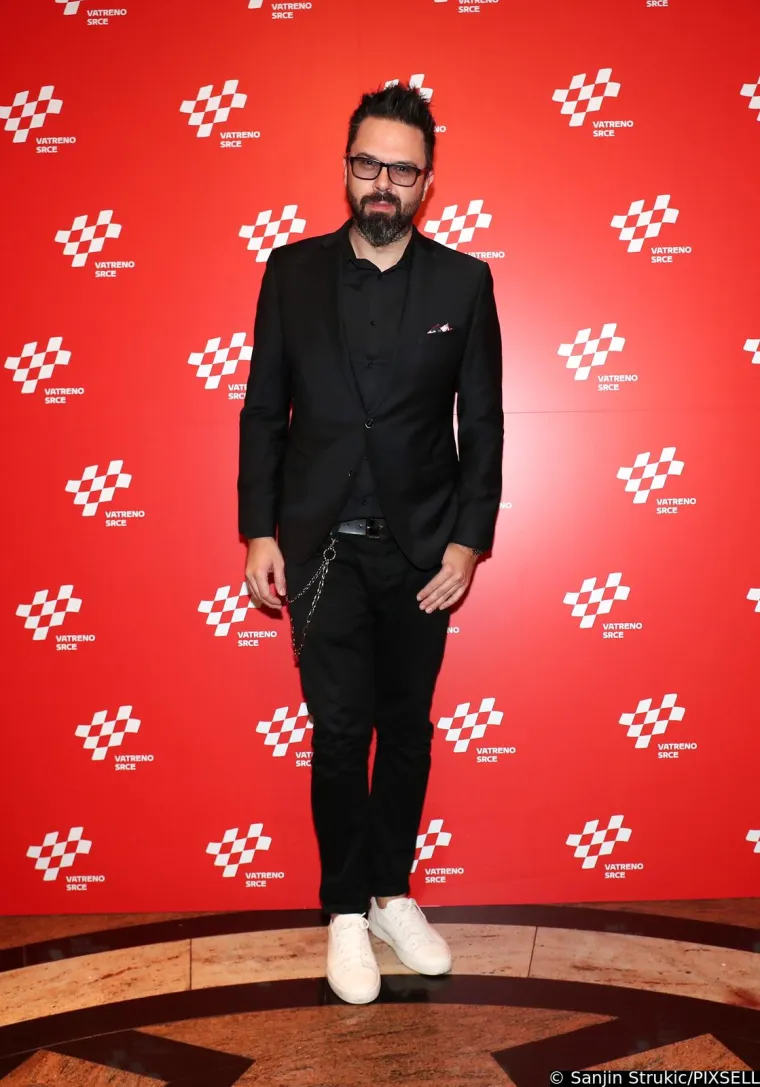 Njihov prekid bi, da se njih pitalo, pro&scaron;ao potiho, no vijest je odjeknula u svim domaćim medijima u svibnju pro&scaron;le godine, a za to se saznalo kad par već neko vrijeme nije živio zajedno. Nijedno od njih nije davalo nikakve izjave, niti su se potrudili javnosti objasniti razloge za prekid. U medije su dospjeli tek komentari onih koji su tvrdili da znaju poneke detalje, pa se tako spominjala posljednja svađa ovog, donedavno zlatnog para.