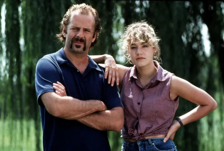 Willis trenutno glumi u čak 11 filmova koji će izaći ove godine, a rad mu navodno pomaže u sprječavanju simptoma bolesti koja bi ga mogla koštati karijere. Otkako je počeo prihvaćati uloge u niskobudžetnim filmovima, počele su kružiti glasine da omiljeni akcijski junak ima demenciju, a tom temom su se pozabavili i na popularnom kanalu na YouTubeu Half in the Bag. &quot;Negdje sam čitao da Bruce Willis ima demenciju, pa nije potpuno svjestan svega što se događa oko njega&quot;, jedan je od komentara ispod videa, na koji je odlučio odgovoriti redatelj Matt Eskandari: &quot;Da, to je istina, režirao sam četiri filma u kojima je on glumio i znam iz prve ruke. Tužno je vidjeti kako legenda poput Brucea propada pred vašim očima. Vidio sam to dok sam radio s njim posljednjih nekoliko godina.&quot;