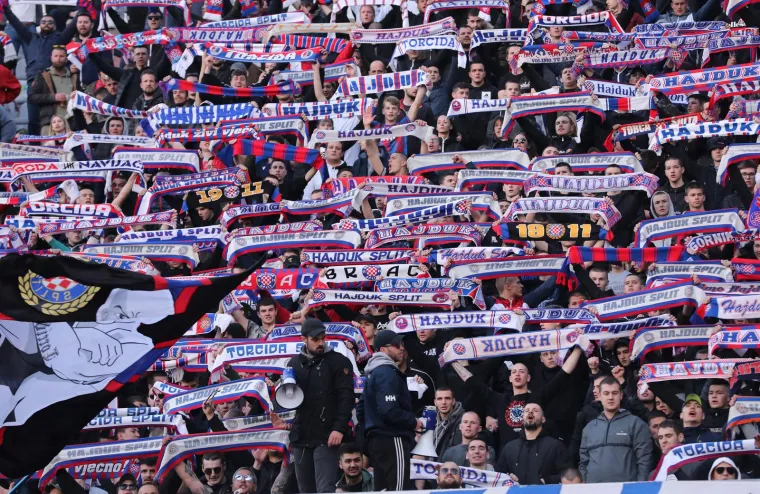 Zavirite u atmosferu na Poljudu: Hajduk ponovno došao podržati velik broj navijača