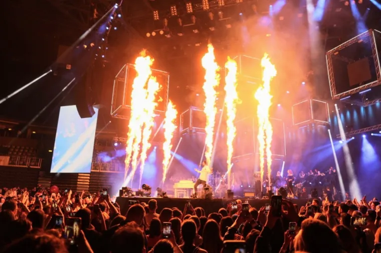 Dvosatni spektakl s najimpresivnijom produkcijom i scenom ikad viđenoj u domaćoj produkciji, u dva su dana očarali su više od 25 tisuća ljudi. Volim i postojim, Ako te pitaju, ’92, Uvik Isti, Ko nam brani..nizali su se hitovi koje je publika u glas  pjevala s omiljenim glazbenikom i priredila nevjerojatnu atmosferu. Dvije godine bez velikih koncerata za publiku je jasno bilo  - predugo.