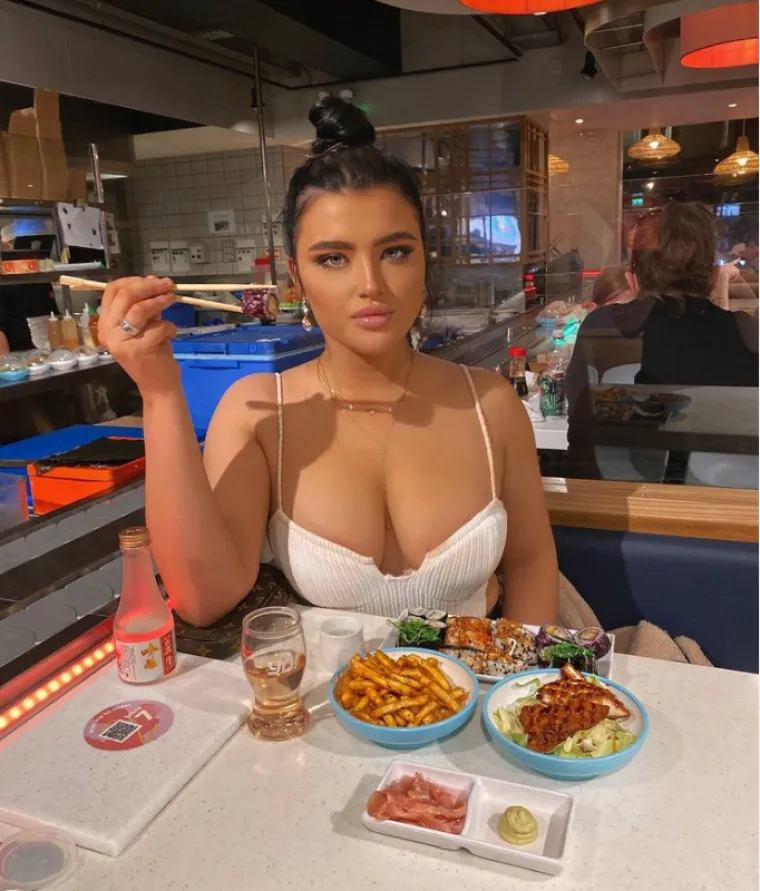 Japanski restoran Maki &amp; Ramen objavio je priopćenje osuđujući zlostavljanje usmjereno prema Emily i rekao da se nada da "žene mogu večerati u svojim domovima u ovo vrijeme velikih izazova, odijevajući se kako im je ugodno".