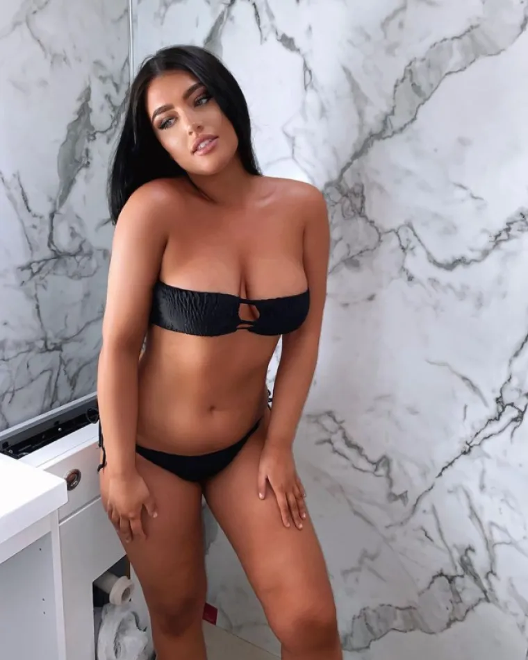 &bdquo;Tragedija biti žrtvom maltretiranja u dana&scaron;nje vrijeme je u tome &scaron;to, nakon &scaron;to se izrugivanje zavr&scaron;i u &scaron;koli, ono prelazi na internet. Ljudi iz &scaron;kole bi uzimali fotografije s moje Facebook stranice i uređivali ih kako bi me trolali na Twitteru i uspoređivali s užasnim stvarima", kazala je prsata ljepotica.